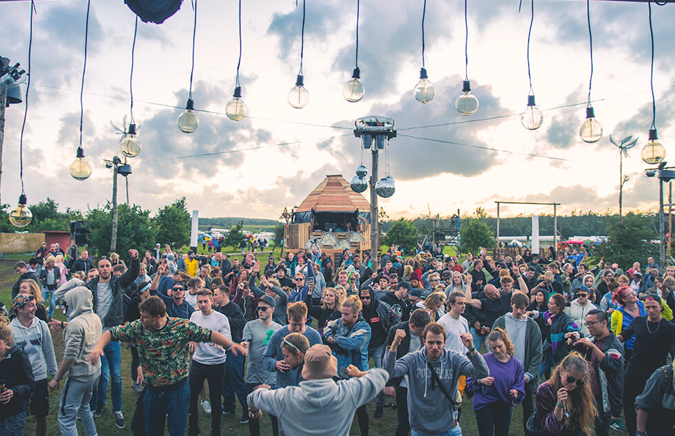 Die wunderbare Crowd feiert auf dem Mainfloor des Bachblyten Festival 2018.